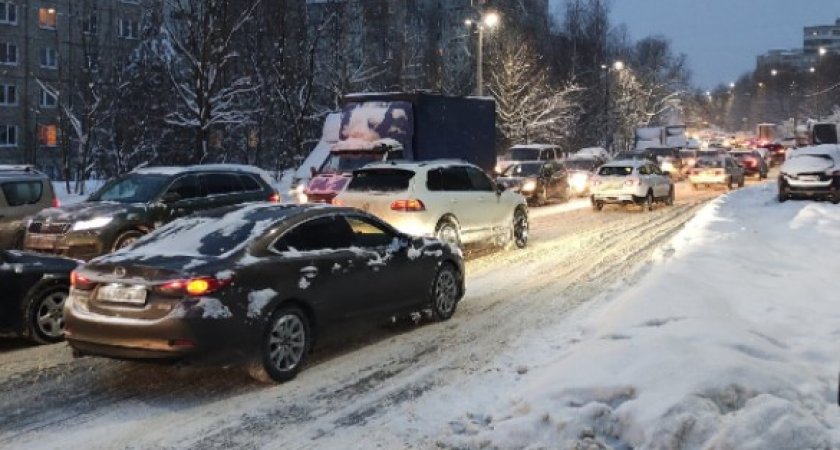 Снежный коллапс: "С городских улиц уже вывезено 3 тысячи кубов снега"