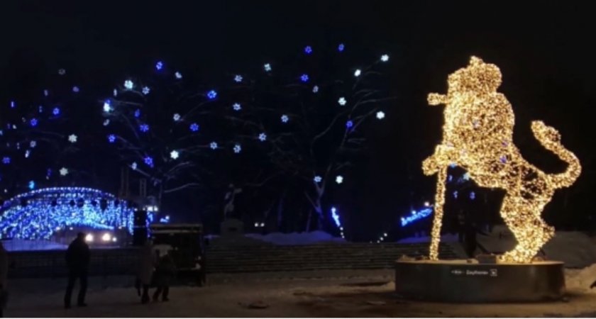 В центре Владимира появился шестиметровый золотой лев