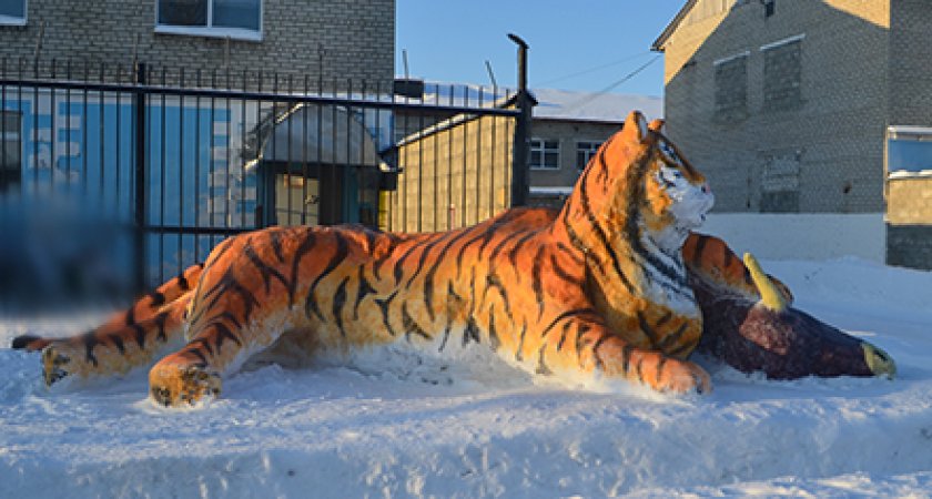 Владимирские заключенные сделали из снега гигантского тигра и скорую помощь