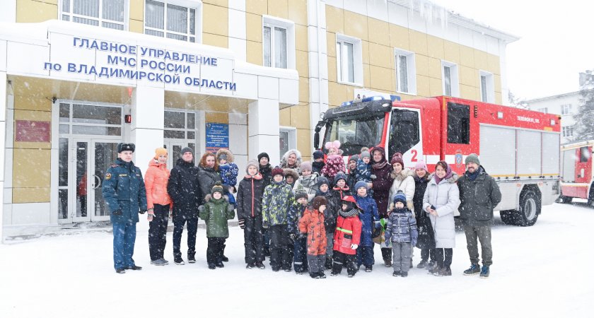 Владимирские пожарные исполнили новогодние желания юных владимирцев