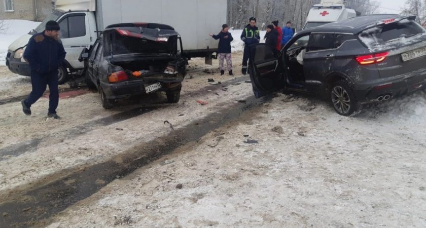 В Александровском районе столкнулись 2 легковушки и грузовик