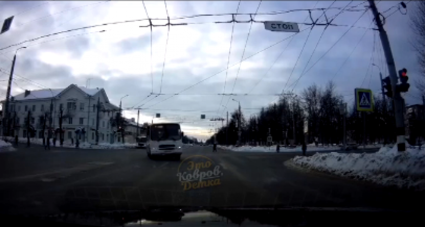 "Поддал газку": водителя маршрутки на полной скорости занесло на повороте