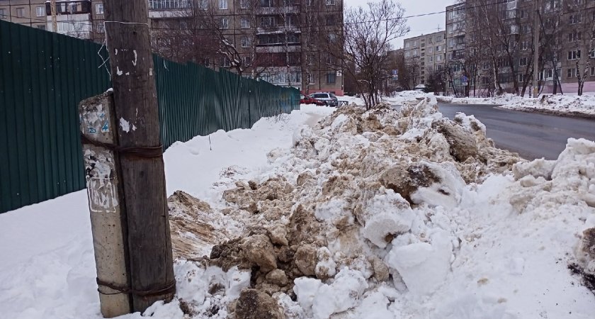 Во Владимире коммунальщики заваливают снегом тротуары