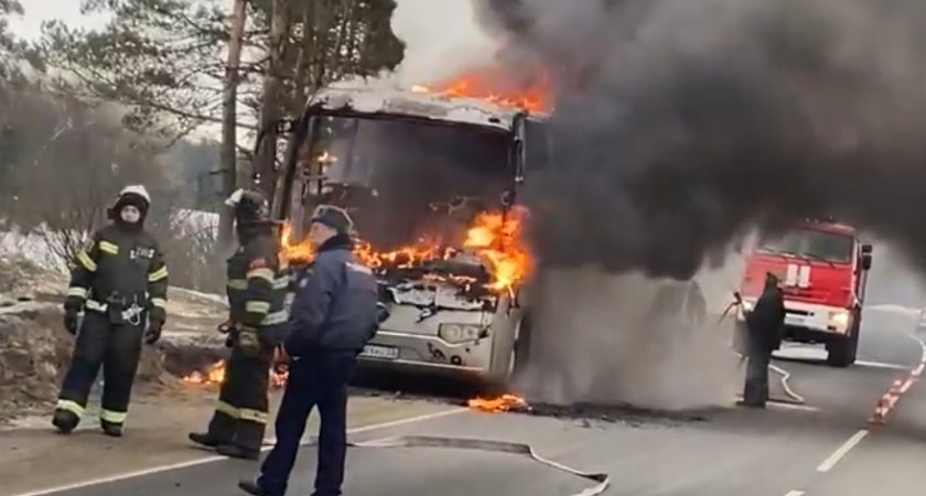 В Кольчугино горит пассажирский автобус