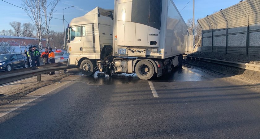 ДТП с большегрузом на трассе М-7 во Владимирской области привело к крупной пробке