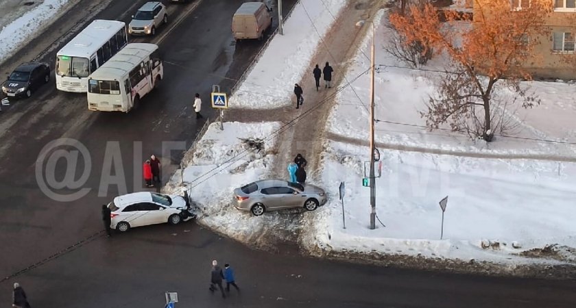 В Александрове машина вылетела на тротуар после аварии