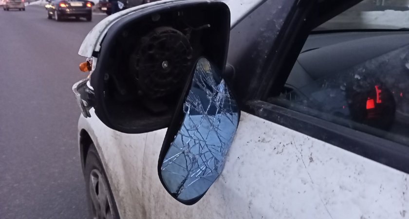 Автомобилист снес зеркало у другого авто и уехал