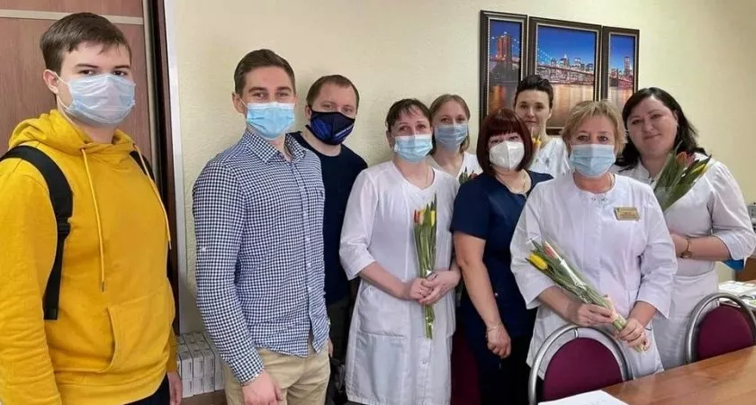 Фото к статье: Волонтеры поздравили владимирских врачей с 8 марта