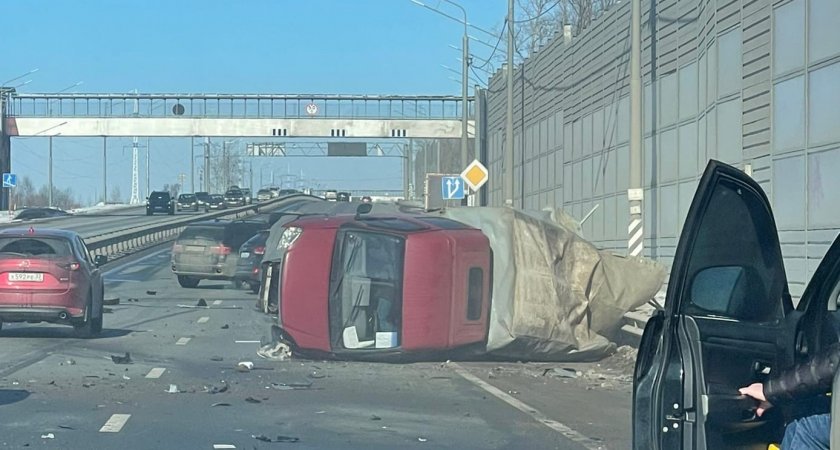 Момент ДТП с опрокидыванием "ГАЗели" на М7 попал на видео