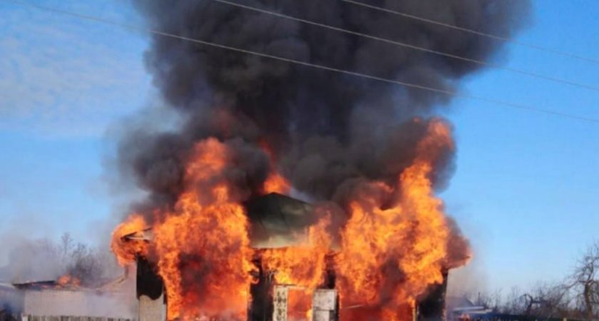 Жители села во Владимирской области рискуя жизнью спасали книги из горящей библиотеки