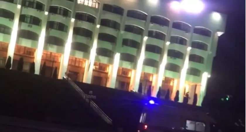 Фото к статье: Во Владимире умирающего пациента с коронавирусом снова привезли к Белому дому