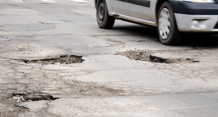 Владимирские дорожники выплатят горожанину 200 тысяч рублей за яму на дороге