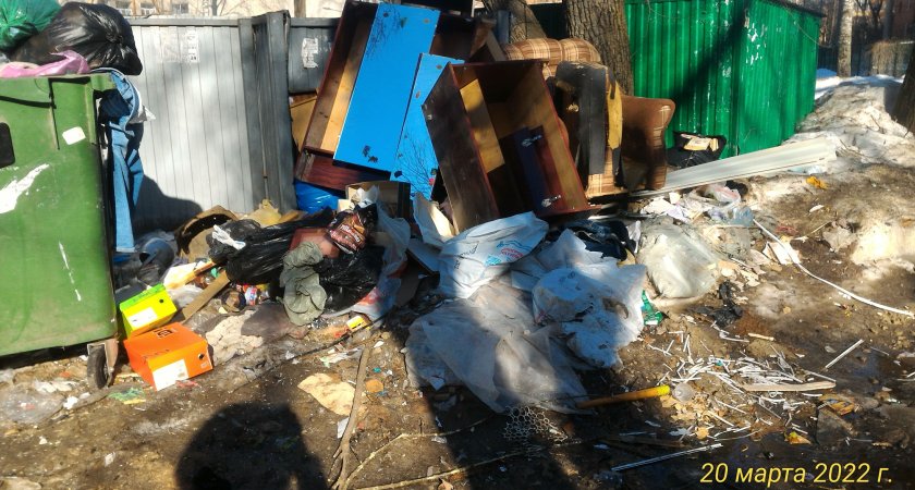 Жители Завадского жалуются на завалы хлама на площадке для мусорных контейнеров