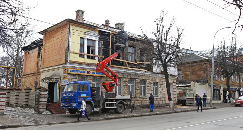 Суд обязал мэрию Владимира срочно снести сгоревший аварийный дом