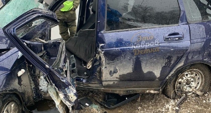 Жуткая авария в Коврове: легковушка влетела в столб