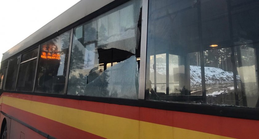 Возле Улыбышево самосвал врезался в пассажирский автобус