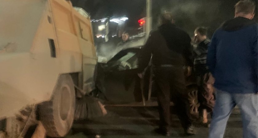 ДТП на Лыбедской магистрали: легковушка влетела в машину дорожников