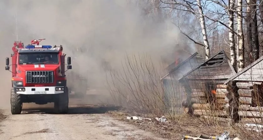 Фото к статье: В поселке Сокол спасатели тушили легендарный низовой пожар