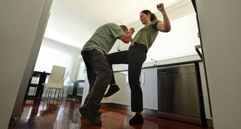 Жительница Меленок надавала пощечин собутыльнику и попрыгала по его спине