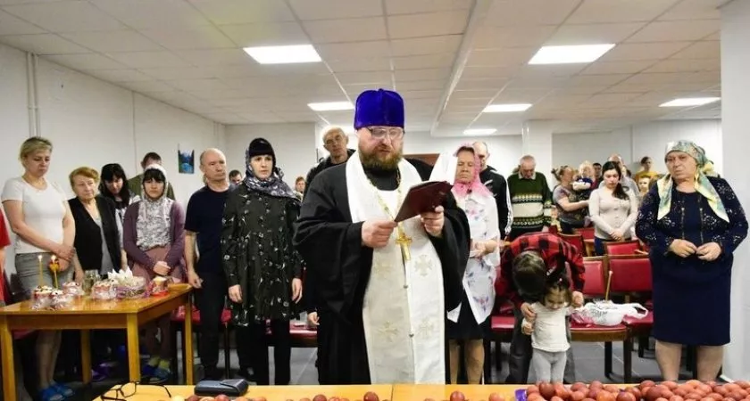 Фото к статье: Для беженцев из Д/ЛНР совершили чин освящения пасхальных яиц и куличей