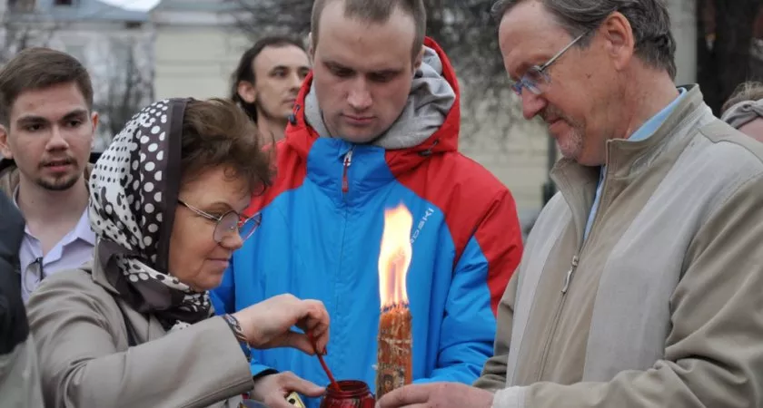 Фото к статье: Во Владимире встретили Благодатный огонь из Иерусалима
