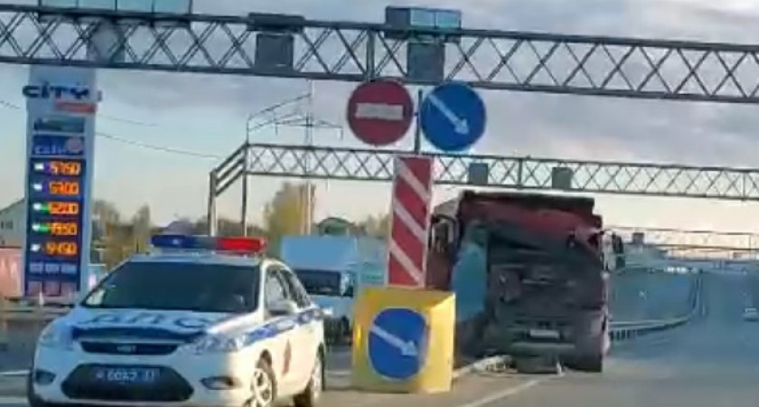 Серьёзная авария: на Пекинке столкнулись два грузовика