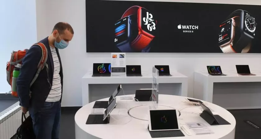 Фото к статье: В Россию будут ввозить технику Apple и Samsung в обход правообладателей