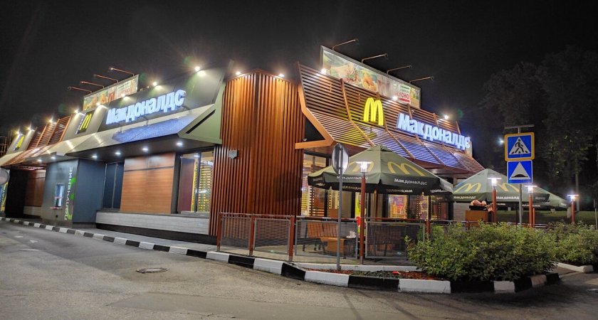 Рестораны "Макдоналдс" вернутся в Россию под новым брендом уже этим летом