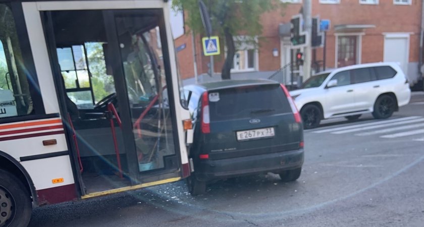На Гагарина серьезно столкнулись автобус и иномарка