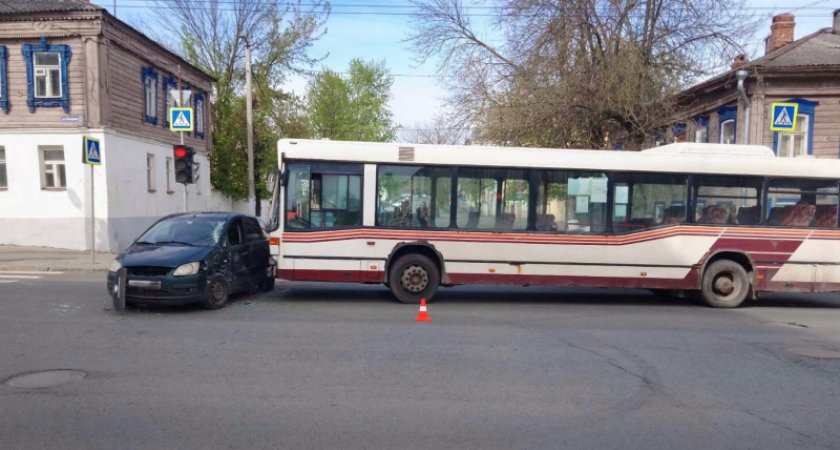 В полиции рассказали о пострадавших в столкновении автобуса и иномарки на Гагарина