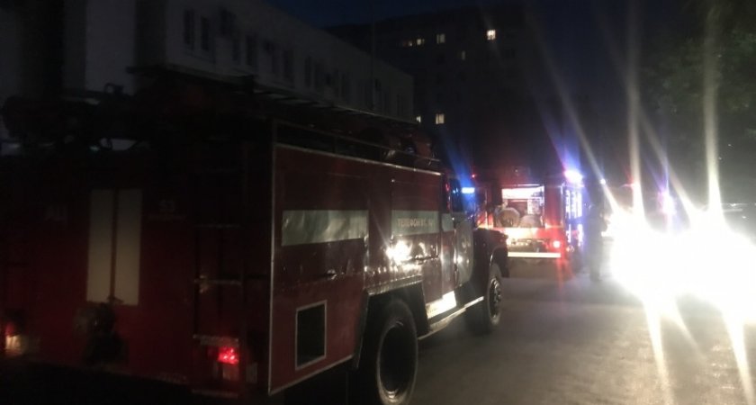 Пожарные спасли 2 женщин из горящего дома в Александрове