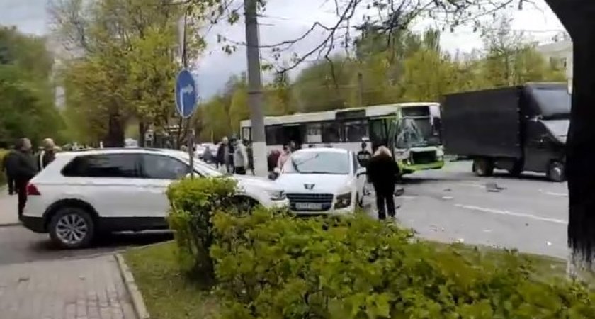 Во Владимире в час пик столкнулись два автобуса и две иномарки