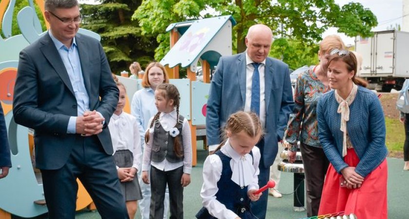 В обновлённом сквере у ДДюТ открыли детскую площадку