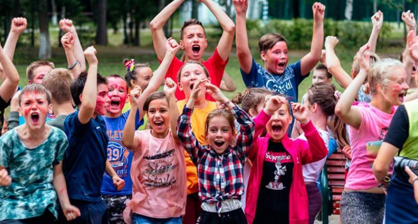 Только с QR-кодом: родителям навещать детей в лагерях области можно будет только с ним