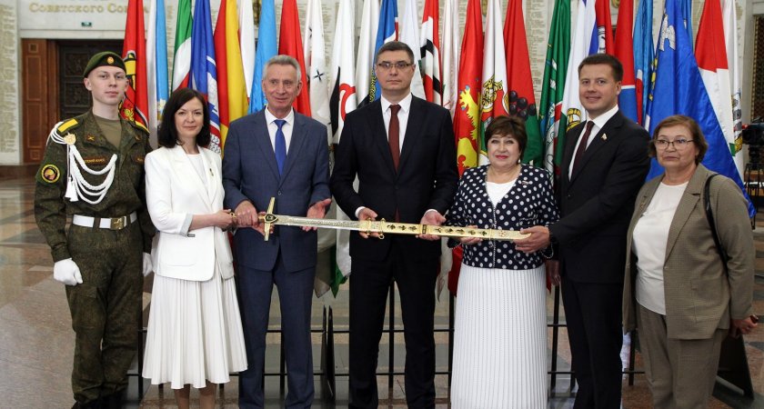 Город Ковров получил драгоценный Меч Победы в Москве