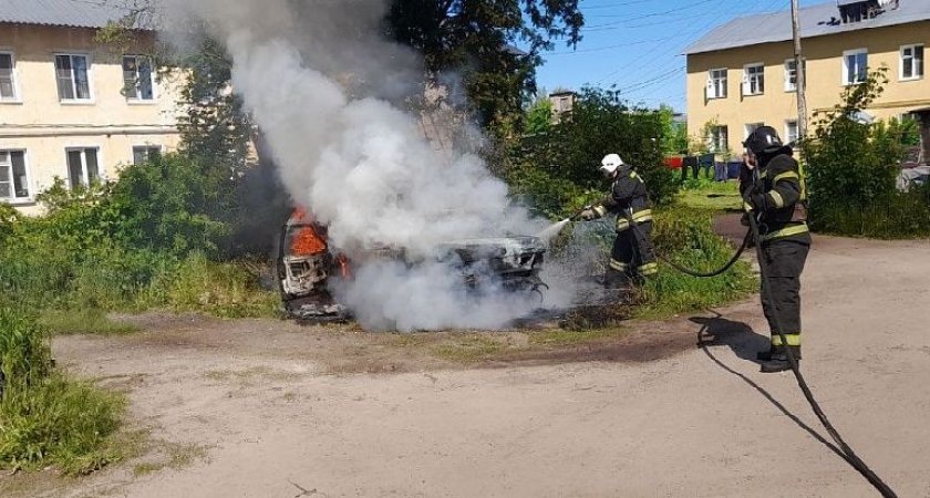 9 пожарных тушили легковой автомобиль в Гороховце