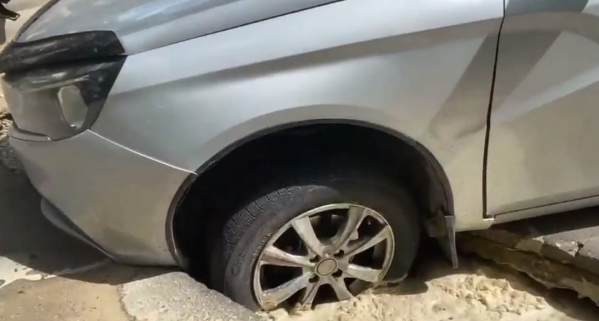 Во Владимире легковушка едва не провалилась под асфальт