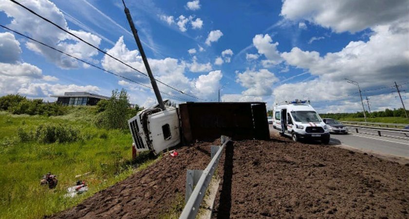 Во Владимире на Пекинке опрокинулся самосвал