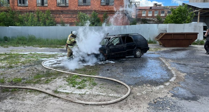 10 пожарных тушили легковой автомобиль в Гусь-Хрустальном
