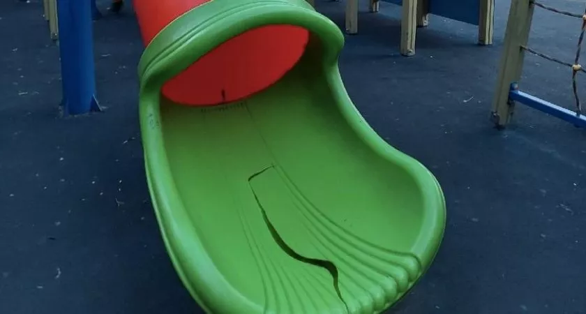 Фото к статье: Владимирцы спорят, кто виноват: в городе сломалась очередная детская горка