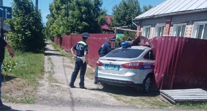В Вязниковском районе машина ДПС протаранила забор