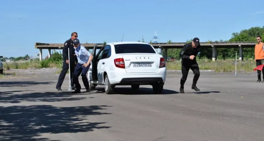 Фото к статье: Владимирские полицейские стали призерами чемпионата по служебному автомногоборью