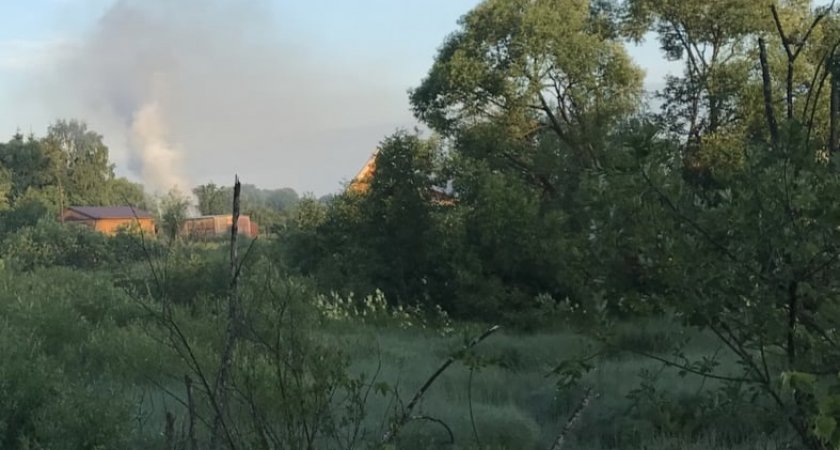 Два скромных героя разбудили и вывели из загоревшегося дома двух человек