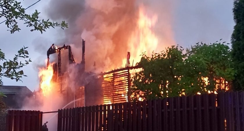 От удара молнии в Петушинском районе сгорел дом