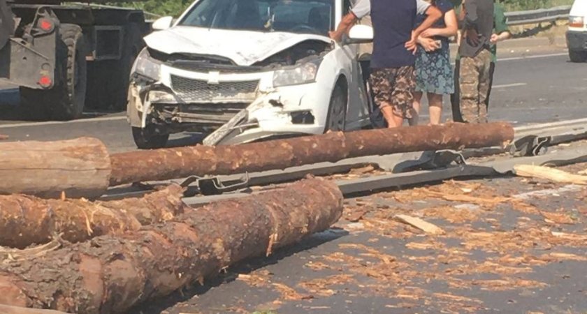 Владимирские дтп. ДТП И 11 июля во Владимире с бревнами. ДТП во Владимире сегодня на Пекинке. Авария на Пекинке во Владимире сегодня. Авария на Пекинке во Владимире сейчас.