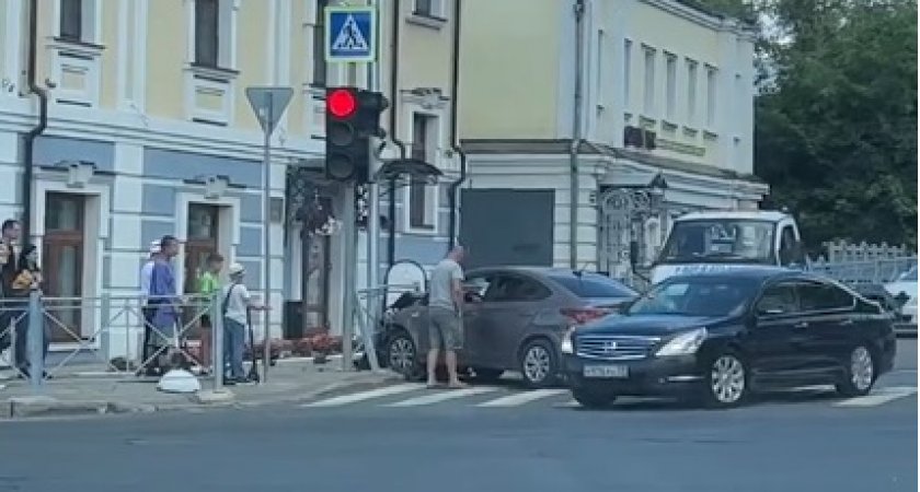 ДТП во Владимире: на улице Гагарина легковушка выехала на тротуар