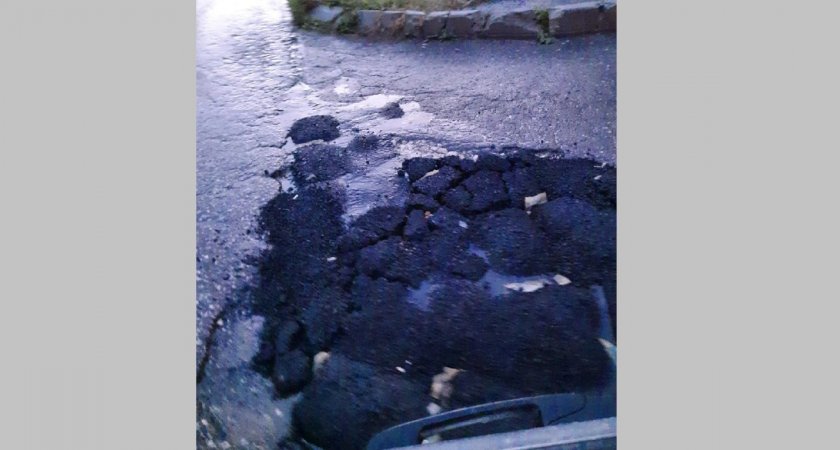 Ремонт по-пигановски: под Владимиром огромную яму на дороге засыпали кусками асфальта