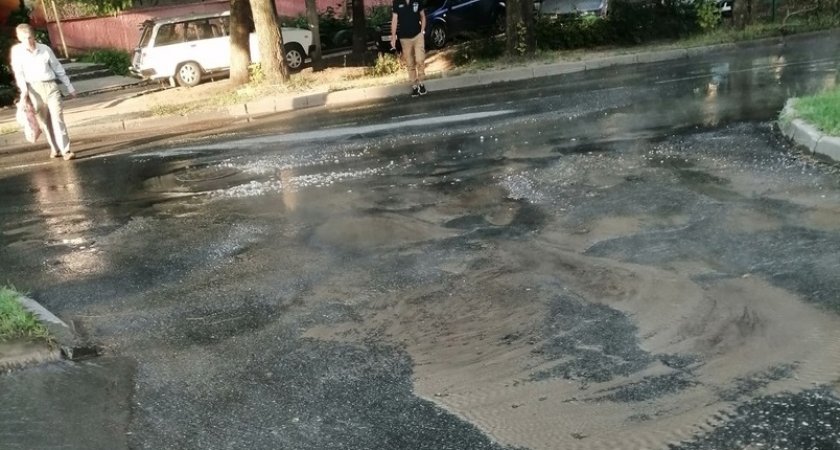 Во Владимире на Белоконской уже несколько дней течёт река из кипятка