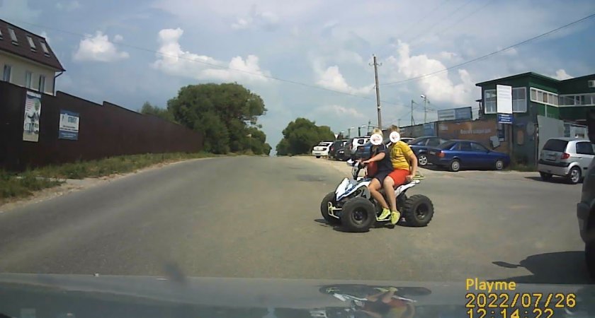 Под Владимиром подростки на квадроцикле выехали прямо под колёса легковушки