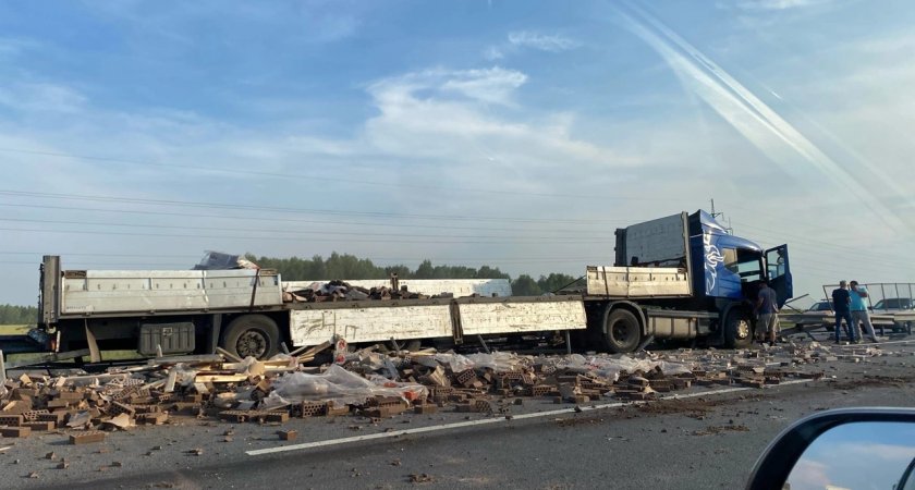 Во Владимирской области выпавшие из грузовика кирпичи стали причиной затора на М-7